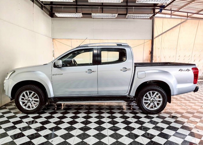 Used 3
                    ISUZU
                     for Sale Image