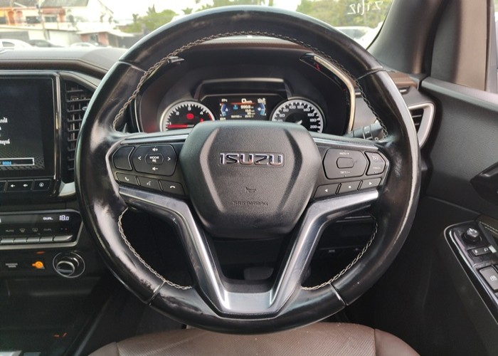 Used 10
                    ISUZU
                     for Sale Image