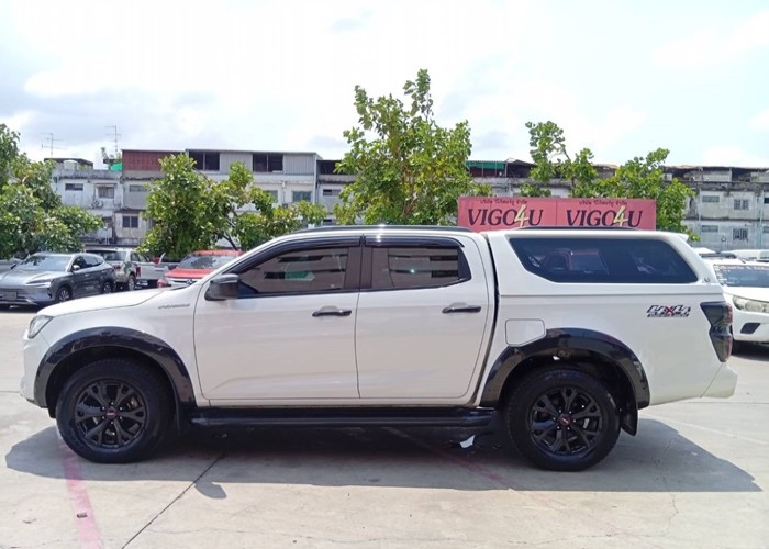 Used 12
                    ISUZU
                     for Sale Image