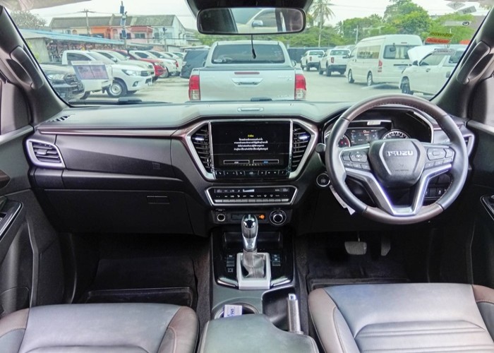 Used 12
                    ISUZU
                     for Sale Image