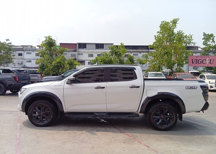 Used 9
                    ISUZU
                     for Sale Image